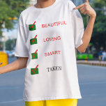 T-shirt Drôle belle amoureuse intelligente prise petite am<br><div class="desc">Drôle beau,  aimant,  intelligent,  petite amie ou fiancée t-shirt typographie. T-shirt de copain correspondant disponible</div>