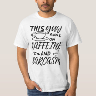 T-shirt Drôle Ce Gars Fonctionne Sur La Caféine Et Le Sarc