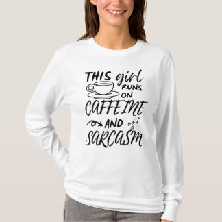 T-shirt Drôle Cette Fille Fonctionne Sur La Caféine Et Le 