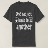 T-shirt Drôle Chat dit un chat conduit à un autre  (Design devant)