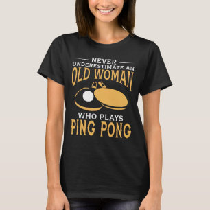 T-shirt Drôle dame âgée qui joue au ping-pong