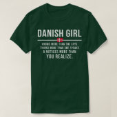 T-shirt Drôle Danoise Fille En Connaît Plus Qu'Elle Dit Da (Design devant)