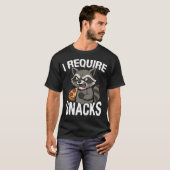 T-shirt drôle de mème d'animal de snacks de racoon (Devant entier)