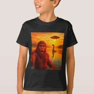 T-shirt Drôle de selfie de Bigfoot avec le monstre du Loch