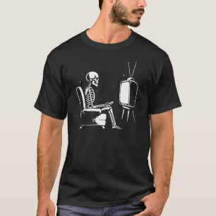 T-shirt drôle de squelette regardant la télévision