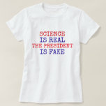 T-shirt Drôle "La Science Est Réelle. Le Président est fau<br><div class="desc">La science n'est pas une théorie libérale du complot. C'est réel alors que beaucoup soupçonnent le président d'être un faux !</div>
