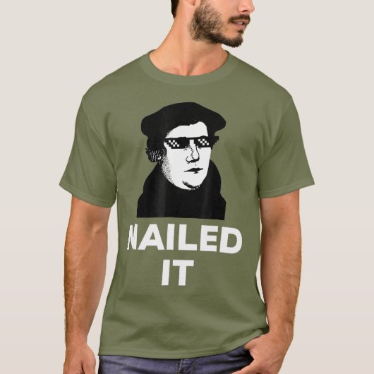 T-shirt Drôle Martin Luther a cloué ses lunettes de soleil (Devant)