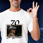 T-shirt Drôle Photo 70e anniversaire Invité d'honneur<br><div class="desc">70 Alors, quel Drôle Citer Photo 70th Birthday Guest of Honor t-shirt. 60e anniversaire de fête t-shirt personnalisé pour quelqu'un célébrant 70 ans. Il est livré avec une citation drôle et motivationnelle 70 So What! et est parfait pour une personne avec un sens de l'humour. Insérez votre photo dans le...</div>