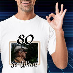 T-shirt Drôle Photo 80e anniversaire Invité d'honneur<br><div class="desc">80 Alors, quel Drôle Citer Photo 80th Birthday Guest of Honor t-shirt. 60e anniversaire de fête t-shirt personnalisé pour quelqu'un célébrant 80 ans. Il est livré avec une citation drôle et motivationnelle 80 So What! et est parfait pour une personne avec un sens de l'humour. Insérez votre photo dans le...</div>