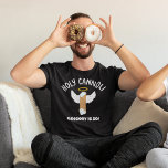 T-shirt Drôle Saint Cannoli Italien Thème Personnalisé Mes<br><div class="desc">Ce drôle de tee graphique est prêt à être customisé avec votre propre message. Il présente le slogan SAINT CANNOLI au-dessus d'une illustration d'un cannoli avec des ailes de halo et d'ange. Votre texte personnalisé apparaît sous le graphique. Faites votre propre drôle de gag cadeau d'anniversaire ou ajoutez votre propre...</div>