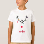 T-shirt Drôle tête de rennes de Noël sur blanc<br><div class="desc">Une image abstraite moderne,  drôle et mignonne,  d'une tête de renne avec un nez rouge. Avec des ornements de Noël,  des billes accrochées aux bois. Arrière - plan blanc,  Couleurs : blanc,  rouge,  gris,  bleu,  vert. Lettres rouges et texte : ho-ho (changez ceci si vous voulez un autre texte)</div>