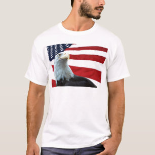 T-shirt Eagle chauve contre la chemise de drapeau