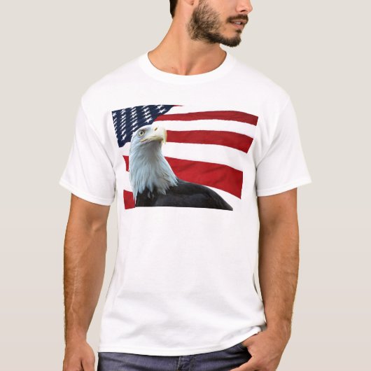 T-shirt Eagle chauve contre la chemise de drapeau (Devant)