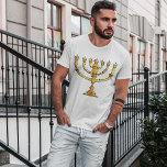 T-shirt Église Menorah<br><div class="desc">Voici notre magnifique graphique d'une menorah d'église! Ce magnifique design saisit l'essence de la tradition et de la spiritualité, en faisant un merveilleux ajout à tout produit Zazzle. Doté d'une silhouette élégante d'une menorah, d'un arrière - plan inspiré de l'église, ce design graphique mêle parfaitement deux aspects importants de la...</div>