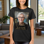 T-shirt Elégant Black & Gold 70th Birthday Party Photo<br><div class="desc">Célébrez 70 en style avec cet élégant T-shirt photo d'anniversaire noir et or. Doté de votre photo personnalisée et d'un script en or chic "Cheers to 70 Years", ce maillot est parfait pour l'invité d'honneur ou pour des tenues assorties avec la famille et les amis. Avec son décor noir audacieux...</div>