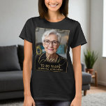 T-shirt Elégant Black & Gold 80th Birthday Party Photo<br><div class="desc">Célébrez 80 en style avec cet élégant T-shirt photo d'anniversaire noir et or. Doté d'un script en or chic "Cheers to 80 Years" et de votre photo personnalisée, cette chemise fait le parfait souvenir pour l'invité d'honneur — ou des vêtements assortis pour la famille et les amis. Conçu avec un...</div>