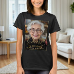 T-shirt Elégant Black & Gold 90th Birthday Party Photo<br><div class="desc">Célébrez 90 merveilleuses années avec cet élégant T-shirt d'anniversaire noir et or. Doté d'un script d'or chic "Cheers to 90 Years" et de votre photo personnalisée, cette chemise fait le parfait souvenir pour l'invité d'honneur ou apparier vêtements pour amis et famille. Avec un fond noir audacieux et des lettres métalliques...</div>