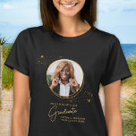 T-shirt Élégant personnalisé Diplôme d'or photo<br><div class="desc">Félicitations pour l'obtention du diplôme de votre enfant ! En tant que mère fière, vous méritez de montrer votre amour et votre soutien avec un t-shirt personnalisé. Cet élégant design chic et moderne présente un cadre d'image d'étoiles dorées présentant votre photo préférée de votre diplômé. Que ce soit au lycée,...</div>