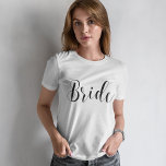 T-shirt Élégante mariée de script<br><div class="desc">Design tendance et chic de fête de mariée.</div>