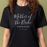 T-shirt Élégante Mère Du Mariage De Mariée<br><div class="desc">Le cadeau parfait pour n'importe quelle mère de la mariée, le design amusant et moderne dispose d'écriture de typographie stylisée police "Mère de la mariée" libellé avec un mignon petit coeur d'amour rouge arrêts complets. Le design est facile à personnaliser avec un nom et une date de mariage établie et...</div>