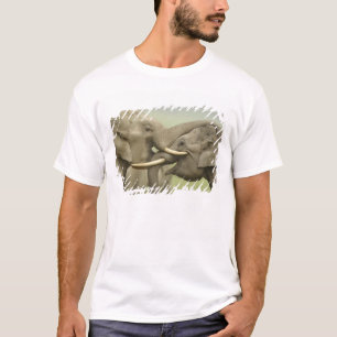 T-shirt Éléphants asiatiques indiens s'amusent à se battre