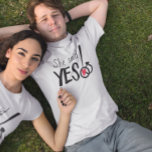 T-shirt Elle a dit oui Mariée d'être Fiançailles<br><div class="desc">Rétro Elle A Dit Oui ! Bistro Aesthétique Chalboard Style Vintage Moderne M et Mme Engagement Party We Said YES Party Chalkboard Modern Vintage Typographie Invitations Chalet doux et sassy mariages Mariage Party T-shirts</div>