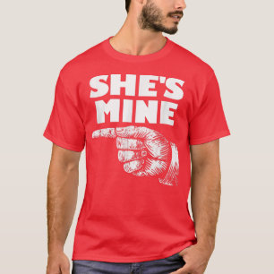 T-shirt Elle est à moi doigt pointant vers la gauche coupl