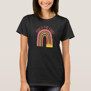 T-shirt Elle est en feu arc-en-ciel Mères succès Accomplis