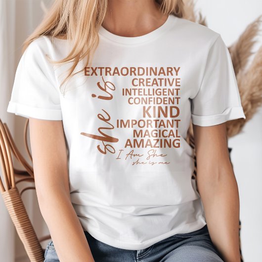 T-shirt "Elle est moi" Typographie de l'affirmation de Moc
