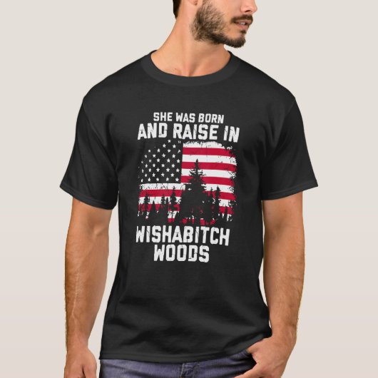 T-shirt Elle Est Née Et A Élevé Dans Wishabitch Woods Camp (Devant)