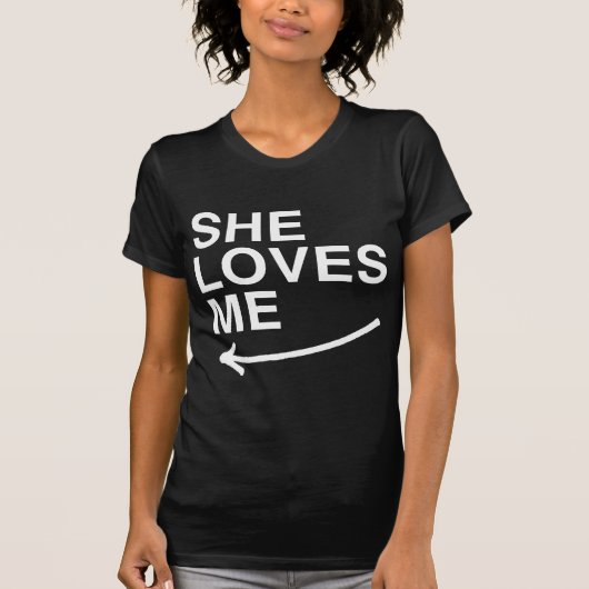T-shirt Elle m'aime (gauche) - .png (Devant)