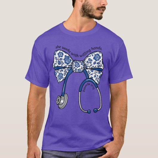 T-shirt Elle travaille avec des mains volontaires Proverbe (Devant)