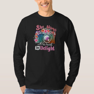 T-shirt Elle Travaille Avec Ses Mains Avec Délice Maman Ph