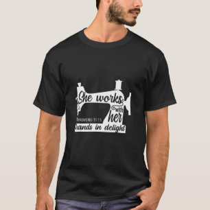 T-shirt Elle Travaille Avec Ses Mains Dans De Belles Coutu