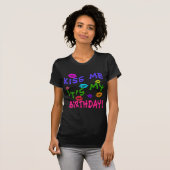 T-shirt Embrassez-moi que c'est mon anniversaire avec des (Devant entier)