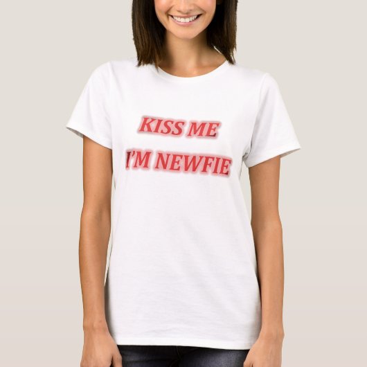 T-shirt Embrassez-moi que je suis bébé de dames de Newfie (Devant)