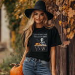 T-shirt "En attente de la chemise squelette d'Halloween |<br><div class="desc">Préparez-vous pour le moment le plus effrayant de l'année avec cette chemise squelette "Just Waiting for Halloween". Parfait pour ceux qui ne peuvent pas attendre le 31 octobre, cette chemise présente un squelette humoristique qui est parfait pour ajouter des vibrations éffrayantes à vos festivités d’été ou d’Halloween. Que vous soyez...</div>
