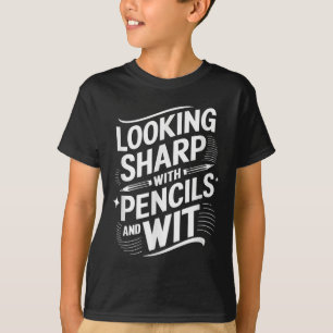 T-shirt En Regardant Sharp Avec Crayons Et Avec Esprit