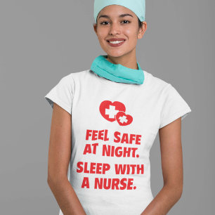 T-shirt En sécurité de sentir la nuit. Sommeil avec une