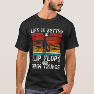 T-shirt En Tongs Et Troncs De Bain Baigner