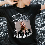 T-shirt En Tri-matière 50e anniversaire cinquante fabuleux script argent<br><div class="desc">Cinquante et fabuleux, 50e anniversaire demi-siècle d'argent effet de style cinquante texte de script en argent sur un t-shirt couleur foncé pour ajouter votre propre photo. Personnalisez cette chemise de 50e anniversaire avec votre message et une photo en forme de carré en angle de votre fille d'anniversaire. D'autres années et...</div>
