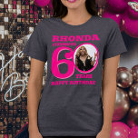 T-shirt En Tri-matière 60e anniversaire photo et nom texte rose<br><div class="desc">Joyeux 60e anniversaire rose et rose chaud année de texte, nom et t-shirt photo. Fun 60ème t-shirt photo personnalisé en gras de design de texte rose. Personnalisez cette chemise d'anniversaire avec une photo de la fille d'anniversaire au milieu du chiffre 0. Idéal pour ajouter un peu de plaisir à une...</div>