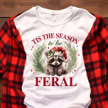 T-shirt En Tri-matière C'est la saison pour être Feral Funny Raccoon Noël<br><div class="desc">Sauvons cette saison des Fêtes avec la chemise de Noël hilarante "Tis the Season to Be Feral" ! Doté d'un raton laveur espiègle dans un chapeau de Père Noël entouré de couronnes festives, ce design original apporte humour et plaisir à votre garde-robe de vacances. Idéal pour les réunions de vacances,...</div>