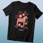T-shirt En Tri-matière Cheval de Dala suédois personnalisé<br><div class="desc">Un Dala Horse suédois traditionnel design en rouge et blanc. Remplacez ou supprimez le nom à customiser. Art original de Nic Squirrell.</div>