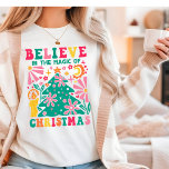 T-shirt En Tri-matière Croyez En La Magie De Noël Retro Boho<br><div class="desc">Croire à la magie de Noël Retro Boho Festive Vacances Tri-Blend Shirt présente le texte "Croire à la magie de Noël" dans la typographie de script moderne accentué avec le coloré Matisse style arbre de Noël, fleurs et une bougie. Parfait pour les cadeaux de Noël, fêtes de Noël et fêtes...</div>