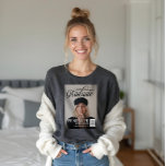 T-shirt En Tri-matière Diplôme du magazine de photos de script<br><div class="desc">Mettez votre grad sur la couverture de leur propre couverture de magazine stylisée personnalisée avec notre t-shirt de remise de diplômes amusant inspiré de magazine. Le design comprend un design photo complet pour présenter la photo du diplômé. "The Graduate" est superposé dans un script élégant. Personnalisez avec le prénom, le...</div>