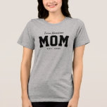 T-shirt En Tri-matière Équipe maman mignonne simple personnalisé noir<br><div class="desc">Conçu pour coordonner avec la collection de baby showers Lea Delaveris Design tailgate, cette chemise de maman d'équipe est un cadeau parfait pour une nouvelle maman ou maman d'être. Également à porter au baby shower, ce design sportif de t-shirt comporte un "nom d'équipe" en noir, ainsi qu'une "mère" audacieuse et...</div>