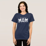 T-shirt En Tri-matière Équipe maman mignonne simple texte blanc personnal<br><div class="desc">Conçu pour coordonner avec la collection de baby showers Lea Delaveris Design tailgate, cette chemise de maman d'équipe est un cadeau parfait pour une nouvelle maman ou maman d'être. Également à porter au baby shower, ce design sportif de t-shirt comporte un "nom d'équipe" en écriture blanche, ainsi qu'une "mère" audacieuse...</div>