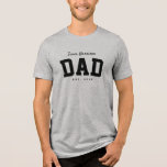 T-shirt En Tri-matière Équipe père sportif simple nom de famille<br><div class="desc">Conçu pour se coordonner avec la collection de baby showers taillés Lea Delaveris Design, ce tee-shirt père d'équipe est un cadeau parfait pour un nouveau père ou un nouveau père. Également à porter au baby shower, ce design sportif de t-shirt comporte un "nom d'équipe" en écriture blanche, ainsi qu'un "père"...</div>
