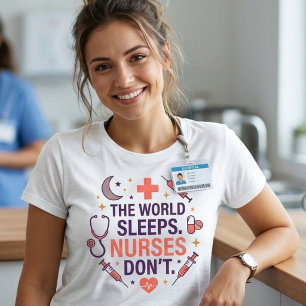 T-shirt En Tri-matière L'infirmière mondiale ne dort pas Cadeau d'infirmi